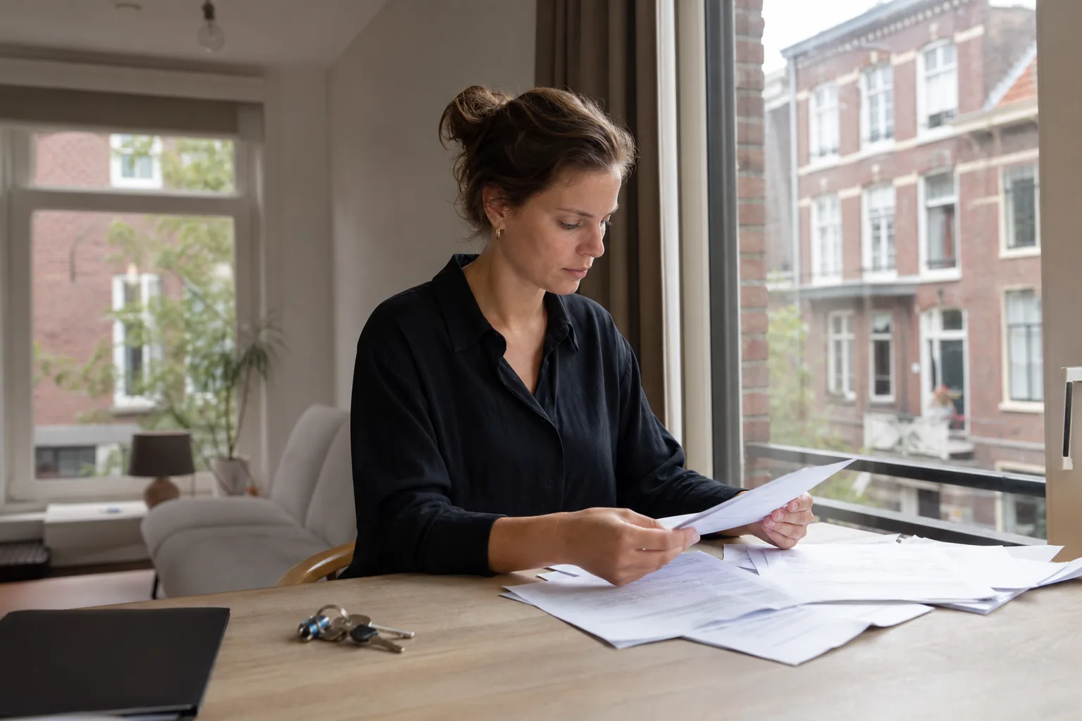 Een Nederlandse woning met sleutels en papieren. Beeld bij het artikel: Ben je niets vergeten voordat de servicekostenafrekening naar je huurders en eigenaren gaat?
